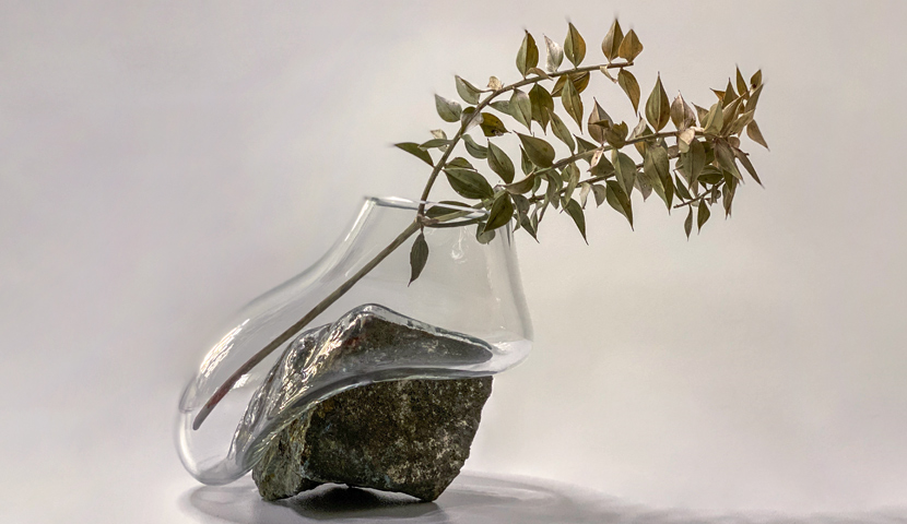  گلدان شیشه ای با پایه سنگ پیریت 120217