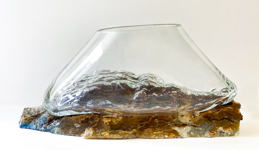 تنگ شیشه ای با پایه ی سنگ طبیعی
