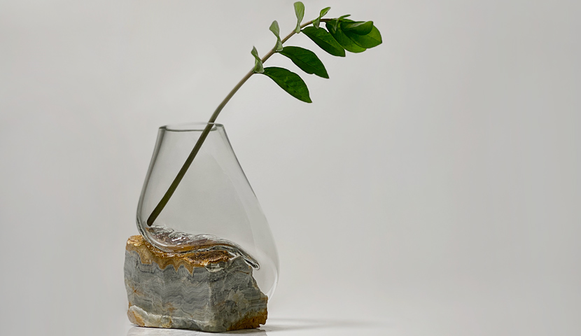 گلدان شیشه ای ساخته شده با پایه سنگ مرمریت 111210