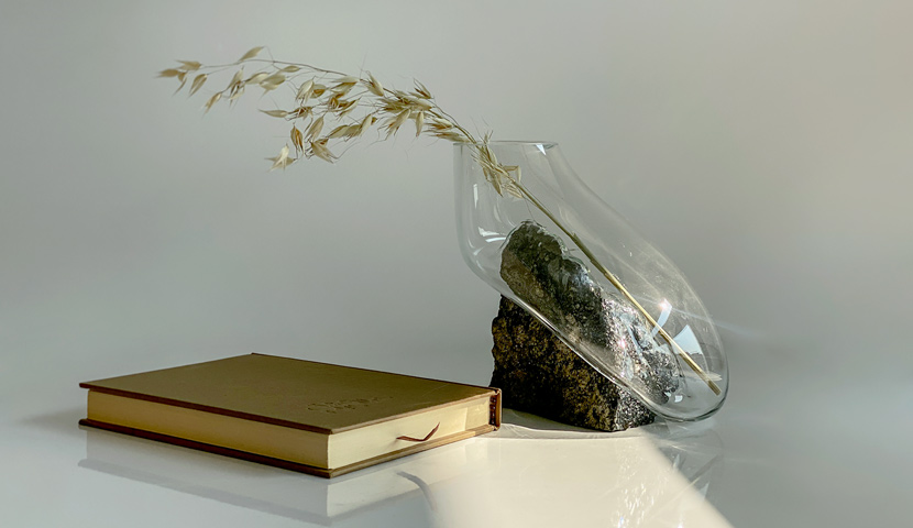 گلدان شیشه ای با پایه سنگ پیریت 111106