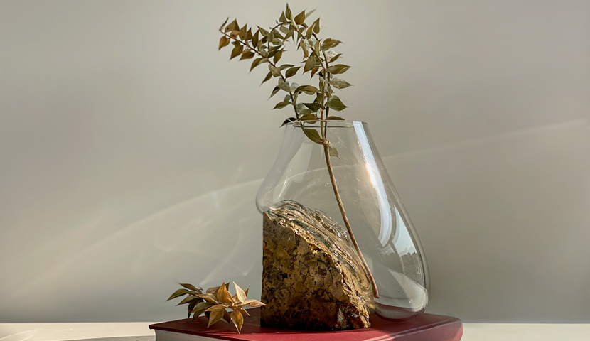 گلدان شیشه ای با پایه سنگ پیریت 111105
