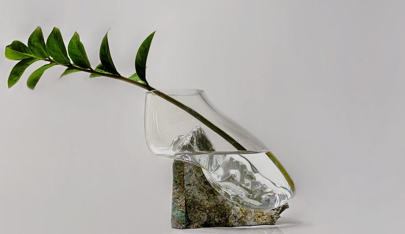 گلدان شیشه ای با پایه سنگ پیریت 120209