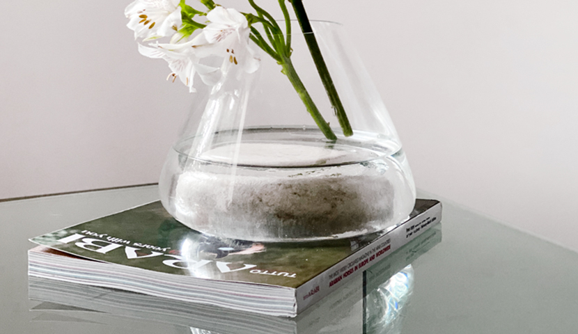 گلدان شیشه ای با پایه سنگ کریستال 011523