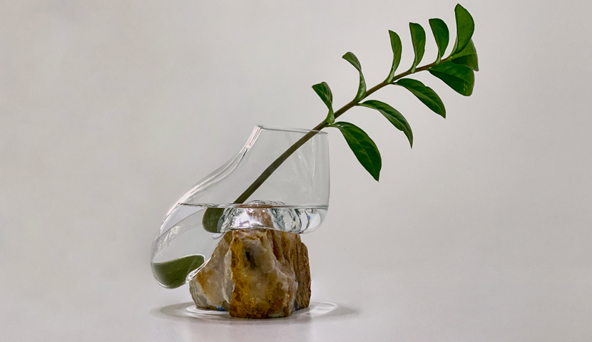 گلدان شیشه ای با پایه سنگ مرمر 120204