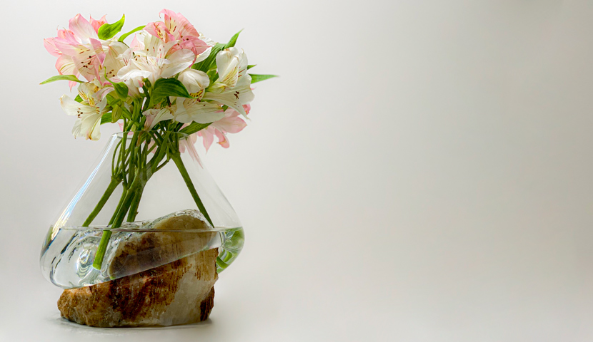 گلدان شیشه ای با پایه سنگ مرمر 120266