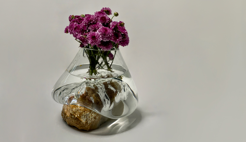 گلدان شیشه ای ساخته شده بر روی سنگ مرمریت 120262
