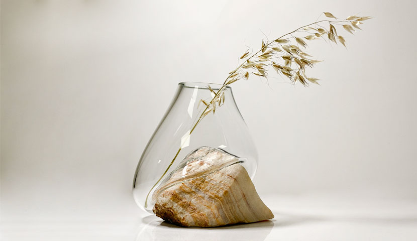 گلدان شیشه ای مدرن با پایه سنگ مرمریت 111207