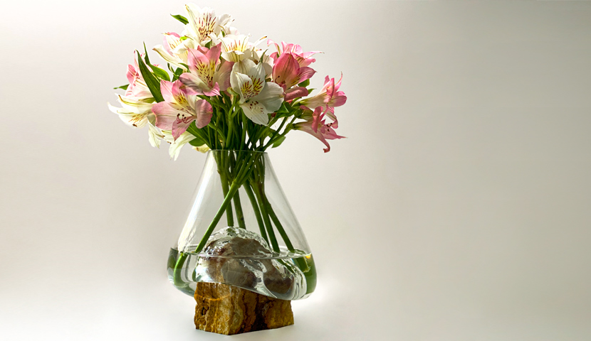 گلدان شیشه ای ساخته شده بر روی سنگ مرمریت 120255