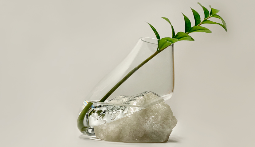 گلدان شیشه ای ساده با سنگ نمک 120240