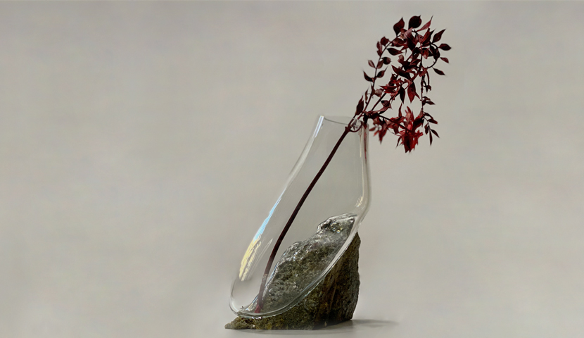 گلدان شیشه ای خاص با سنگ پیریت120231