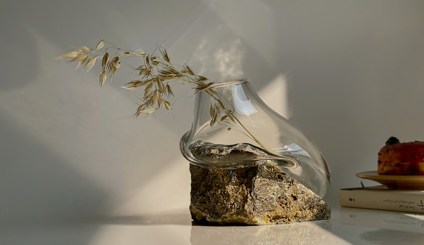 گلدان شیشه ای با پایه سنگ پیریت 111102