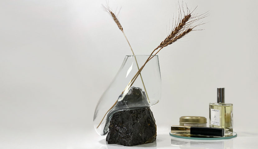 گلدان شیشه ای لاویا با پایه سنگ ویوی بلک111107