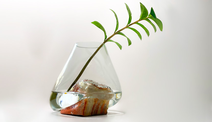 گلدان شیشه ای ساخته شده بر روی سنگ مرمریت 120260