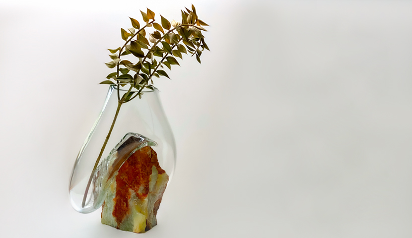 گلدان شیشه ای ساخته شده بر روی سنگ مرمریت 120261