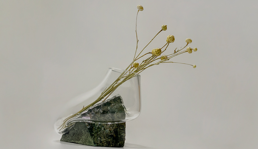 گلدان شیشه ای ساده با سنگ سبز بیرجند 120221