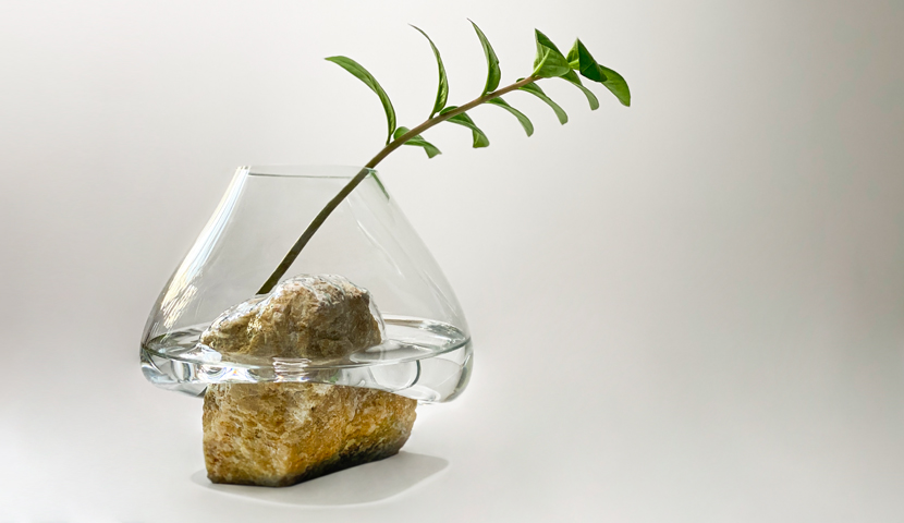 گلدان شیشه ای ساده با پایه سنگ مرمریت 120268